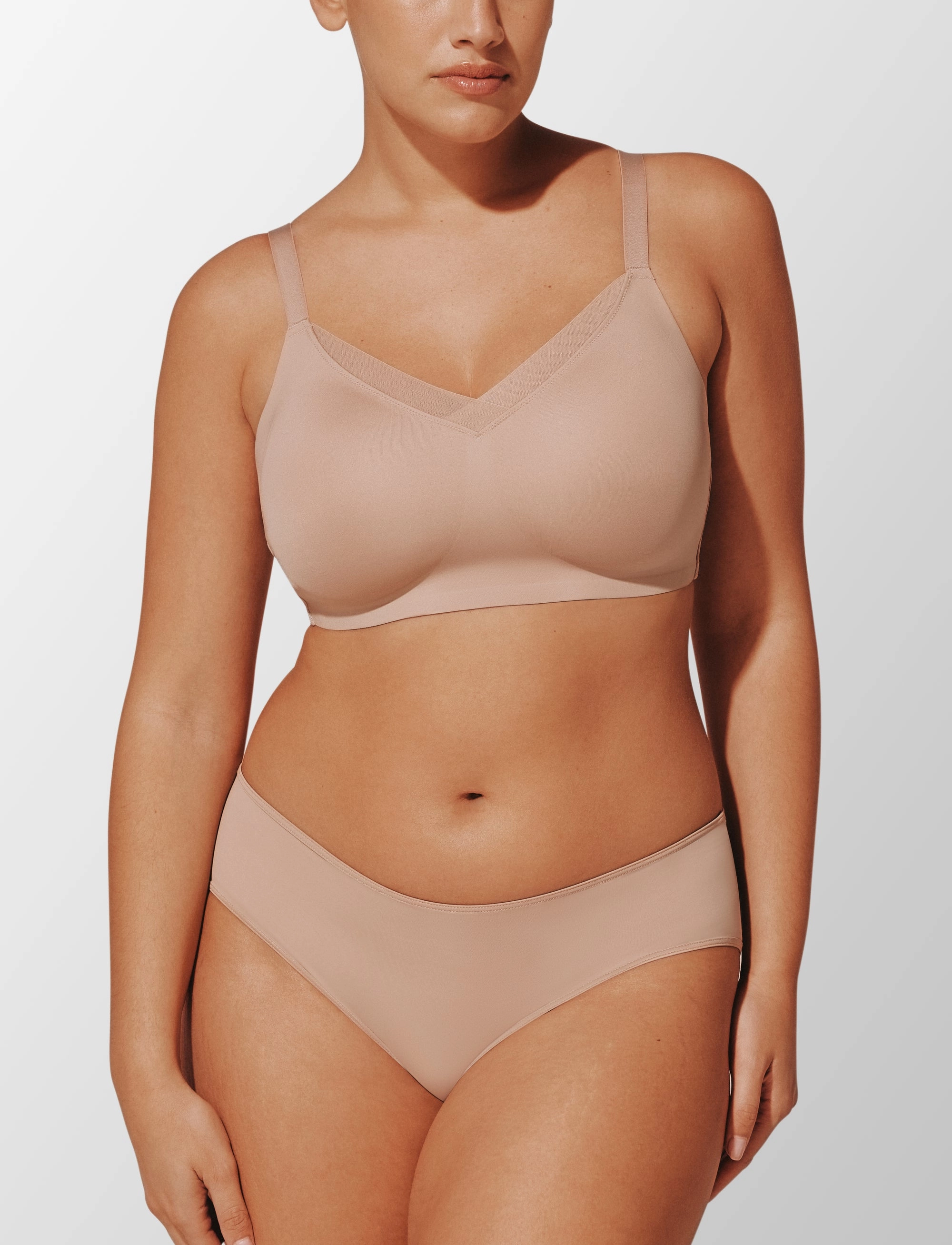 Model in the 24/7® Classic Smooth Wireless Minimizer Bra in taupe